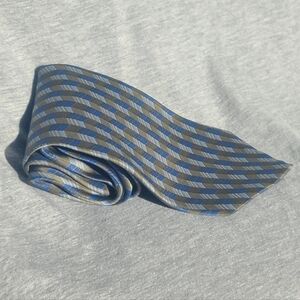 Viaggio 100% Silk Necktie Made In USA Blue, Grey, and Black chevron pattern 4x58